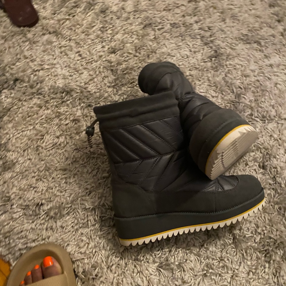 Slightly worn uggs winter boots gray size 9